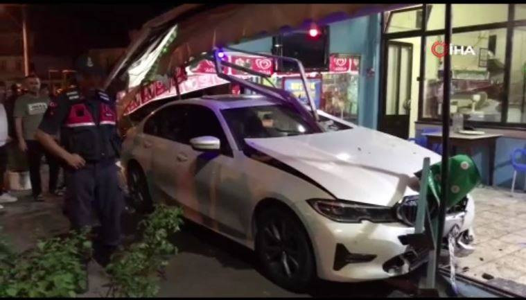 Davetsiz misafir! Lüks otomobil kahvehaneye daldı. Facianın eşiğinden dönüldü - Resim: 10